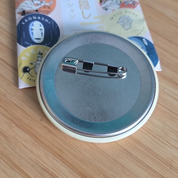 Spirited Away WELL DONE pin Button Guardian Of Great River - Picture 2 of 2